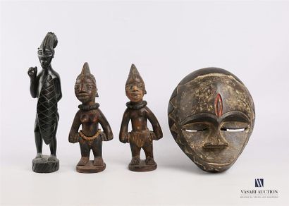 null Un masque et trois sujets en bois sculpté Afrique