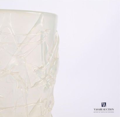 null Vase de forme tronconique en verre à reflets irisés à décor de coulures libres...