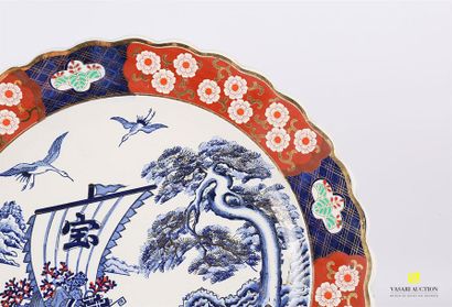 null CHINE
Plat en porcelaine de forme ronde à décor dit Imari, le bassin présentant...