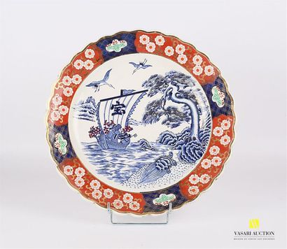null CHINE
Plat en porcelaine de forme ronde à décor dit Imari, le bassin présentant...