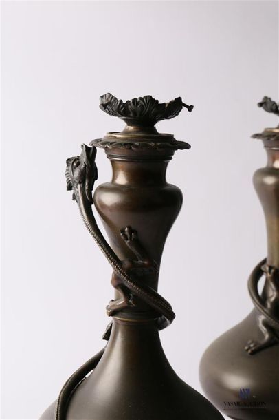 null JAPON
Paire de pieds de lampe en bronze à patine brune de forme balustre à décor...