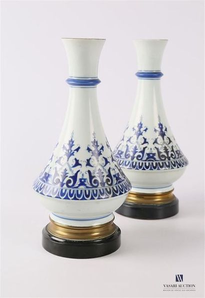 null Paire de vases de forme balustre en porcelaine blanche à décor en camaïeu bleu...