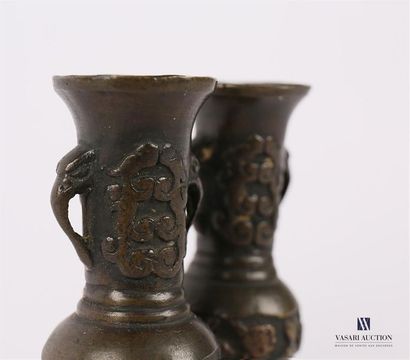 null Paire de vases miniatures en bronze à patine brune de forme balustre, la panse...