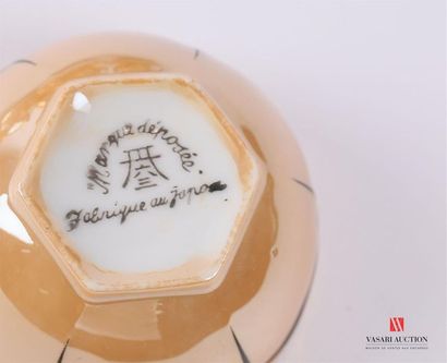 null JAPON 
Service à thé en porcelaine beige et rehauts cuivrés à décor de pétales...