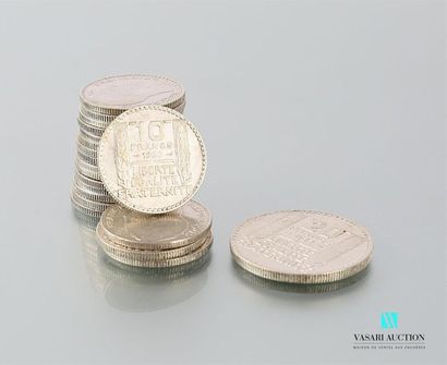 null Lot de dix-neuf pièces en argent de dix francs dont deux de 1929, sept de 1930,...