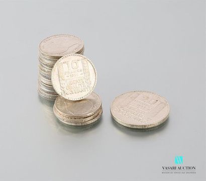 null Lot de dix-neuf pièces en argent de dix francs dont deux de 1929, sept de 1930,...