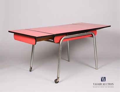 null Mobilier de salle à manger en formica de couleur rouge, les bordures ourlées...