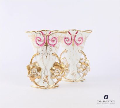 null Paire de vases cornets en porcelaine blanche à décor de deux enroulements feuillagés...