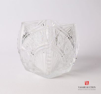 null Vase en cristal moulé de forme carrée, la panse bombée à décor de motifs géométriques.
Haut....
