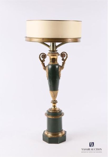 null Pied de lampe en métal et tôle peinte en vert, le fût simulant un vase de forme...