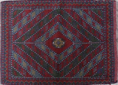 null KORDY
Descente de lit en laine à décor de motifs géométriques
86 x 64 cm