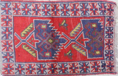 null KORDY
Descente de lit en laine sur fond rouge à décor de motifs géométriques
89,5...