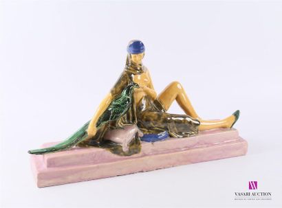 null Sculpture en platre à émail polychrome figurant une femme assise caressant un...