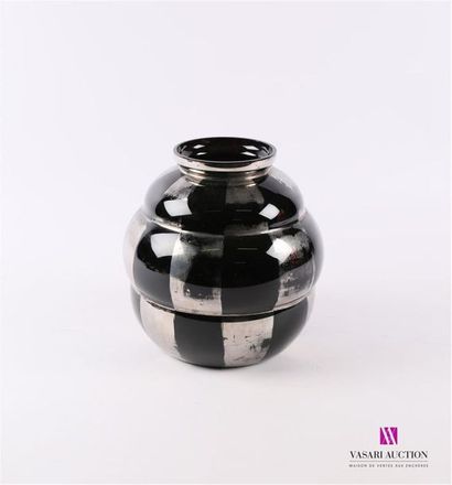 null Vase en verre de forme sphérique à patine noir et argenté en damier
Art Déco
Haut....
