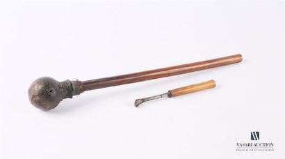 null ASIE
Pipe à opium en bois naturel et tissu 
Long. pipe : 37 cm 
On y joint un...