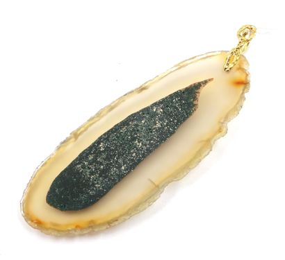  Pendant in 750°/°° (18k) yellow gold holding a slice of translucent oval agate centered... Gazette Drouot