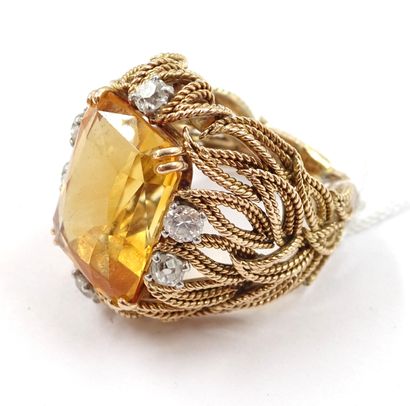  Important cocktail ring in 750°/°° (18k) yellow gold set with an emerald-cut citrine... Gazette Drouot