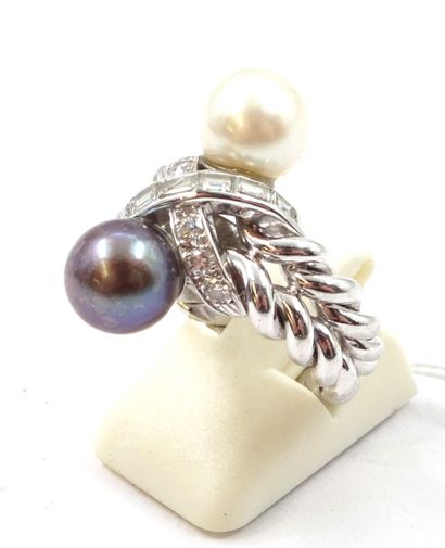  Charming Toi & Moi ring in 750 °/°° (18k) white gold set with two cultured pearls,... Gazette Drouot