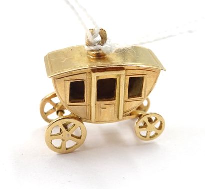  Pendant in 750°/°° (18k) yellow gold depicting a horse-drawn carriage with moving... Gazette Drouot