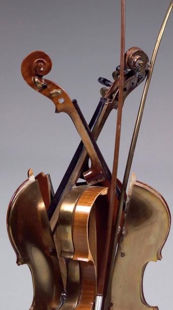 ARMAN, 1928-2005 «Violons» Bronze doré et élément de violon en bois, signé et inscrit...