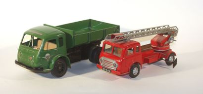 null CIJ : camion RENAULT mécanique, vert (repeints).

JOUSTRA : camion de pompi...
