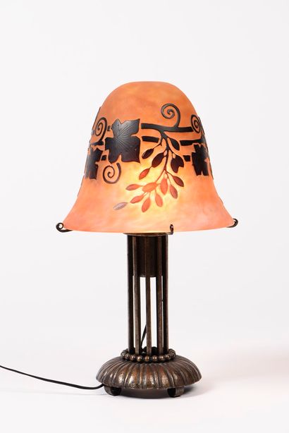  Edgar BRANDT ( 1880-1960) et Daum. Lampe de table en fer forgé et abat-jour en verre... Gazette Drouot