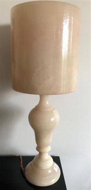 null Lampe balustre en albatre 
H : 61 cm