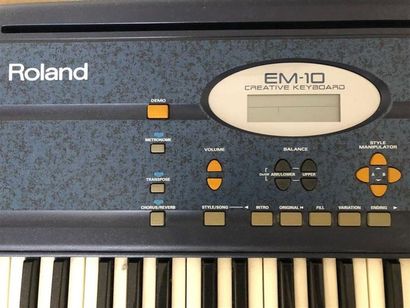 null orgue électrique Roland. EM-10 Creative Keyboard
95 x 38 cm

frais judiciaire,...