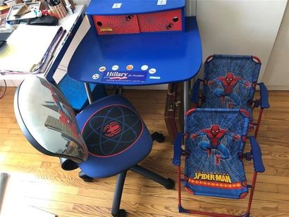 null petit mobilier d'enfant Spider-man comprenant : 
- un bureau
- une chaise pivotante
-...