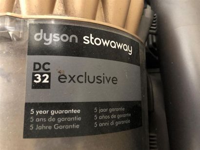 null un aspirateur DYSON DC 32
une poubelle de cuisine en métal

frais judiciaire,...