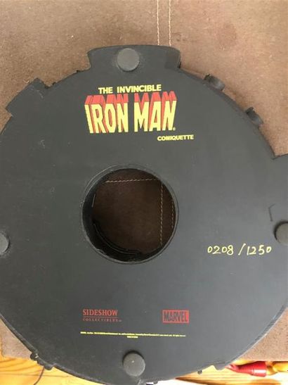 null The Invincible Iron-Man comiquette 
sujet en résine titré
numéroté sur la base...