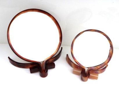 Léa STEIN Deux miroirs circulaires à poser en résine façon écaille.