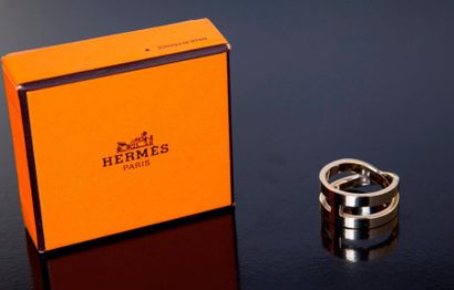 HERMES Bague en métal doré figurant un H, dans sa boîte.