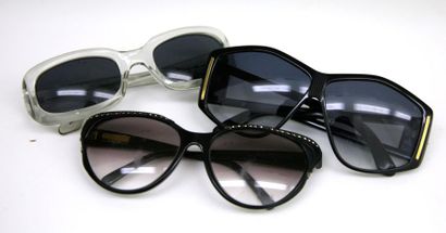 null Ensemble de trois paires de lunettes de soleil dont RICCI et COURREGES.