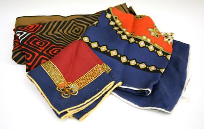 null Ensemble de trois foulards et pochettes de soie imprimée multicolore dont ROUFF...