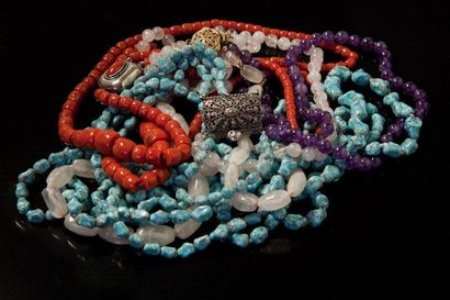null Lot comprenant: - collier à deux rangs de perles de corail, - collier de boules...