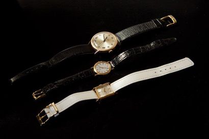 null Lot de 3 montres: 1/ SEIKO. Montre de dame en métal doré, bracelet cuir noir....