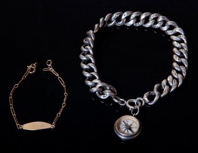 null Deux bracelets comprenant: 1/ Bracelet en argent à maille avec une boussole...