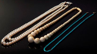 null Lot de 3 colliers comprenant: 1/ Collier de perles en chute en ivoire. 2/ Collier...