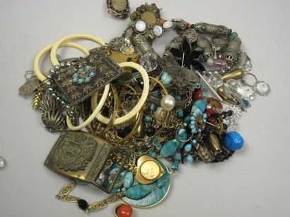 null Ensemble de bijoux fantaisie comprenant colliers, bracelets, broches, boucle...