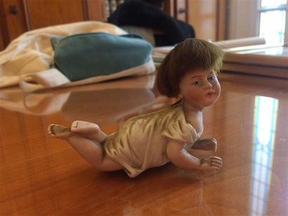 null Petite poupée en porcelaine
cheveux synthétiques
Haut: 7 cm et Long: 9 cm

...