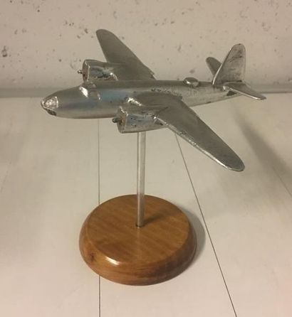 null Avion en aluminium et socle en bois