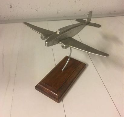 Avion en aluminium et socle en bois