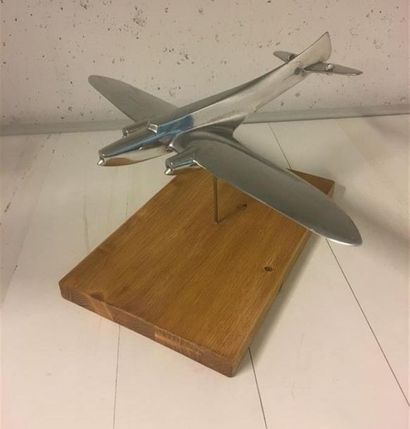 null COUSINET ARC EN CIEL
Avion en aluminium et socle en bois