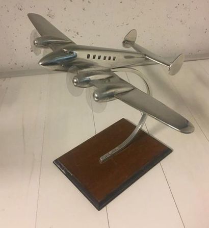 Avion en aluminium et socle en bois