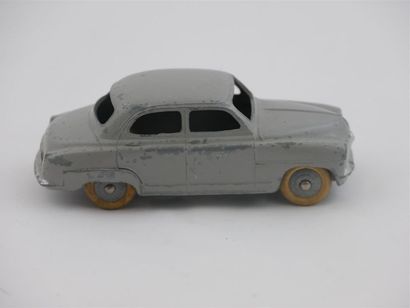 null Trois véhicules DTK France 1/43e 
- Simca Versailles n°24Z
- Simca Vedette "Chambord"...