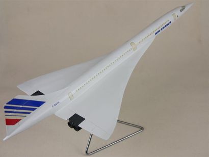 null CONCORDE - AIR FRANCE
Grande maquette en résine sur son pied en métal
Long :...