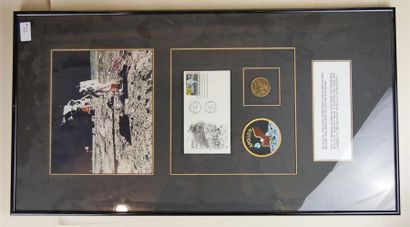  APOLLON 11 Sous verre, comprenant une photo couleur du premier homme sur la lune,...