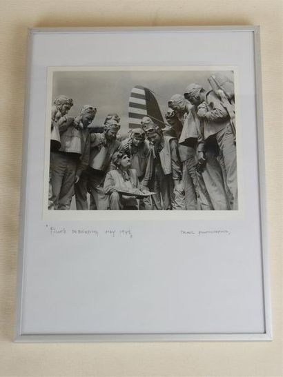 null " PILOT'S DEBRIEFING MAY 1942 " 
Photographie d'époque encadrée sous verre en...