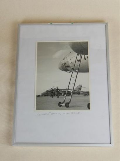  " S.O - 4050 vautour et son équipage " Photographie en noir et blanc d'époque Encadrée...